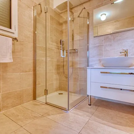 Nice With Private Garden, Pool & Parking *
