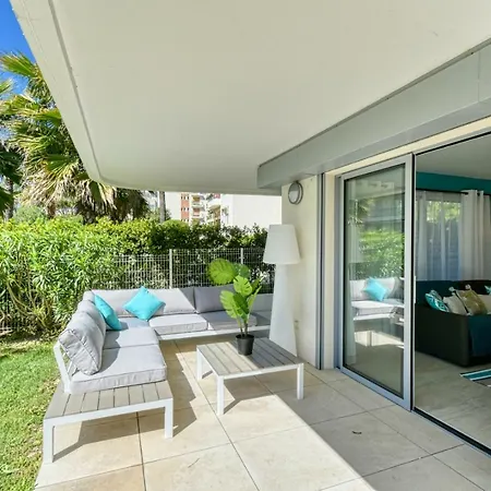 Nice With Private Garden, Pool & Parking アパート *