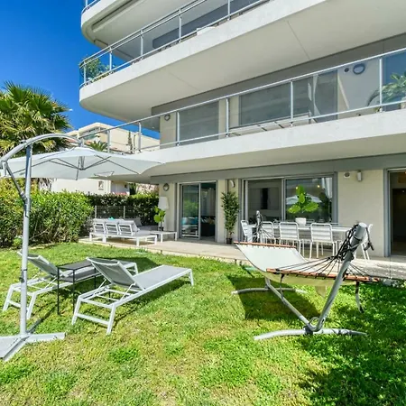 Nice With Private Garden, Pool & Parking アパート
