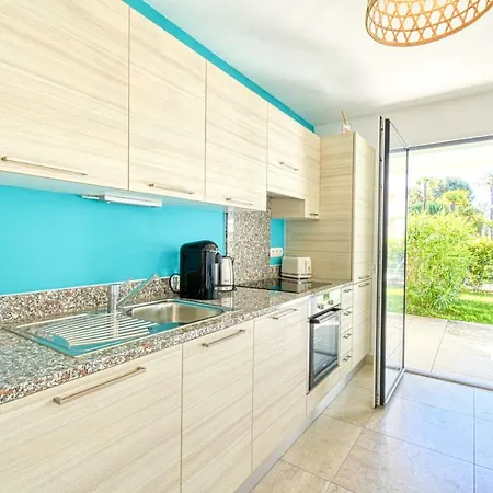 Nice With Private Garden, Pool & Parking アパート *
