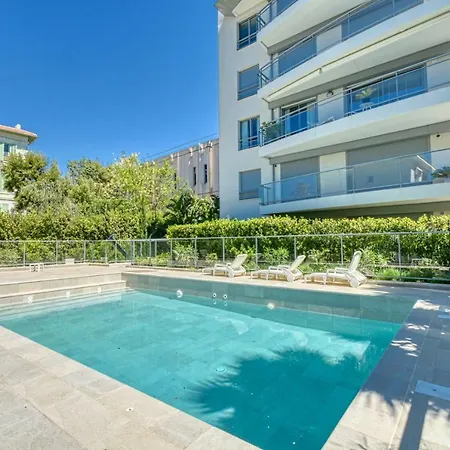 Nice With Private Garden, Pool & Parking アパート
