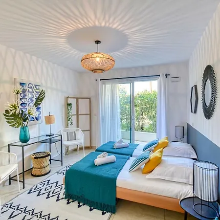 Nice With Private Garden, Pool & Parking アパート