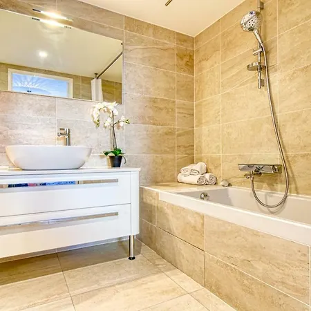 アパート Nice With Private Garden, Pool & Parking *