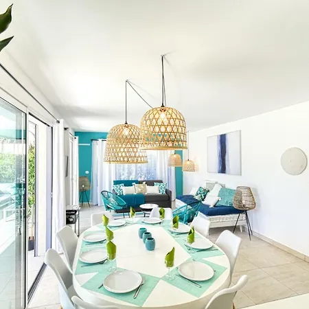 Nice With Private Garden, Pool & Parking アパート *