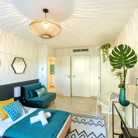 アパート Nice With Private Garden, Pool & Parking